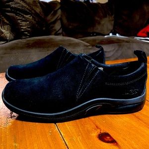 UGG Australia Black Suede Loafers 5439 size 7